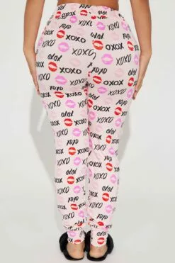 Fashion Nova XOXO PJ Joggers - Pink/combo 7 Fashion Nova XOXO PJ Joggers - Pink/combo -Fashion Nova Sales 01 25 23Studio3 MS SS 10 07 45 18 WV2212654FSA Pinkcombo 4991 SG
