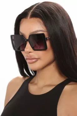 Fashion Nova Taking Selfies Square Sunglasses - Black