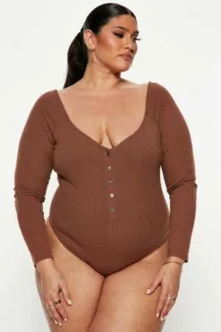Fashion Nova Hazel Ribbed Henley Bodysuit - Chocolate 14 Fashion Nova Hazel Ribbed Henley Bodysuit - Chocolate -Fashion Nova Sales 08 12 22Studio5 KJ DJ 16 12 03 51 RT36736L Chocolate P PLUS12 PB
