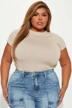 Fashion Nova Lily Crew Neck Top - Taupe -Fashion Nova Sales 09 23 22Studio1 KJ DJ 15 42 31 48 RT1010 Taupe 3208 PLUS JB